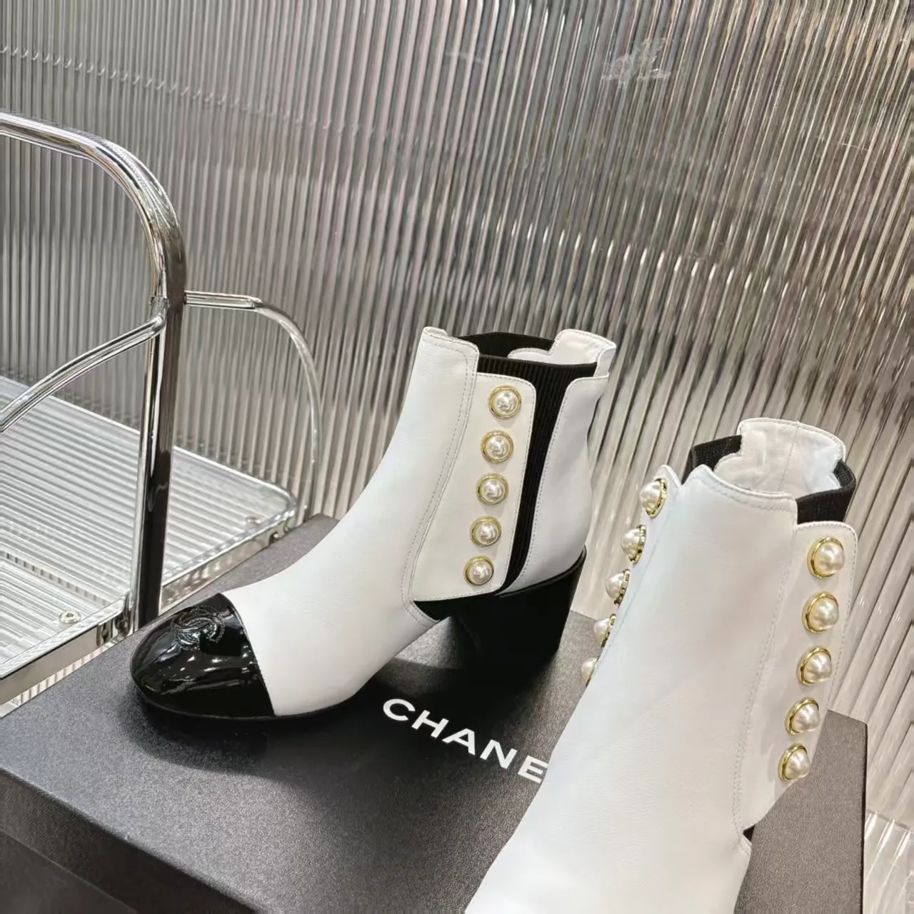 👟👟Ex-factory price 680👟👟 (top version) 𝗖𝗛𝗔𝗡𝗘𝗟𝟐5 years of Chanel𝐅𝐖Must-have for autumn and winter rhombus motorcycle boots Martin boots Xiaoxiangjia's super classic motorcycle boots sweet and cool shape can easily increase the height of the foot and elongate the legs. It is fashionable and fashionable with pearls One-to-one reproduction of the original 👟Material: First-layer cowhide ▪️Heel height: 6.5𝐜𝐦 ▪️Lining: sheepskin ▫️𝐒𝐢𝐳𝐞:𝟑𝟓-𝟒𝟏𝐌(𝟒𝟎, 𝟒𝟏 customization is not returnable) ▪️Sole: original 1:1 molded leather outsole ▫️Color: black, white, apricot (three colors included) ▪️Combined with original full set of packaging📦
